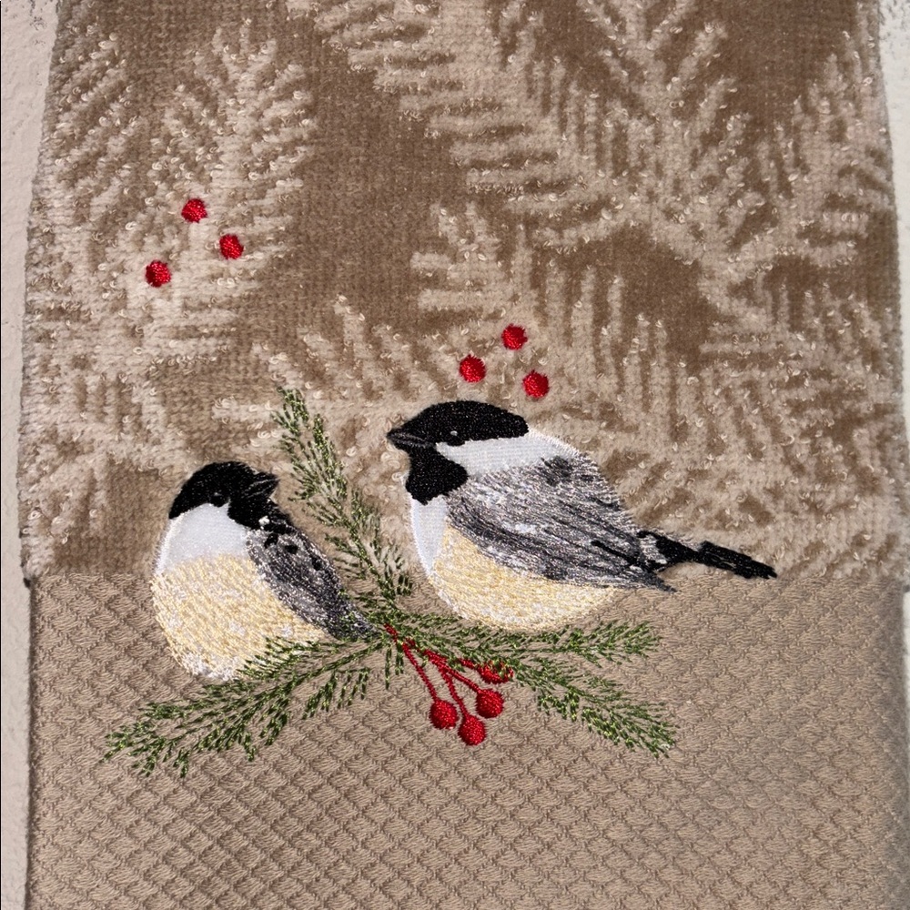 St.Nicholas Square Chickadee Hand Towel - Picture 2 of 3